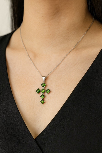 "Elegante ciondolo croce