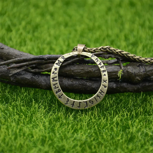 Collana con ciondolo bussola