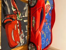 Letto a forma di Macchina Cars per bambini con lenzuola Cars,cuscini e tappeto 