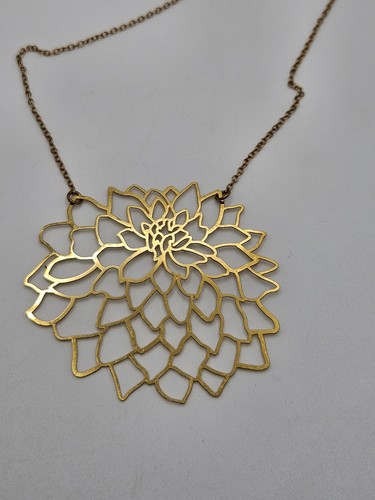 Collana delicata con fiori