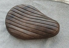 Sella Moto Vintage Bates Style in vera pelle tuck and roll marrone con texture