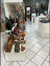 arredamento negozio usato bello elegante ed in ottimo stato 