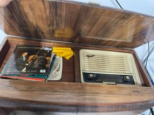 Un Mobile bar Con Radio E Giradischi