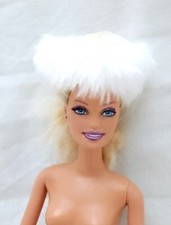 B575 - BARBIE DISCOVER THE WORLD 2002 cappello colbacco beige pelliccia Russia
