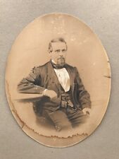 Ritratto Di Un Uomo In Giacca Interno Tavolo Sedia 19° Secolo Ovale 16,5 X 21 Cm
