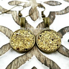 Piccoli orecchini con glitter