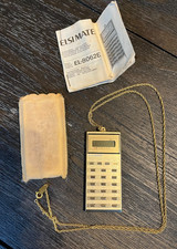 Mini calcolatrice tascabile vintage Sharp Elsi-Mate 2,75" EL-8062E con catena e custodia NON TESTATA