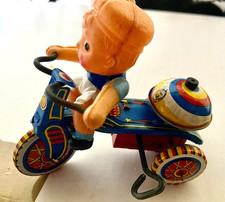 VINTAGE GIOCO IN LATTA DA COLLEZIONE, TIN TOY BAMBINO CON TRICICLO MADE IN JAPAN