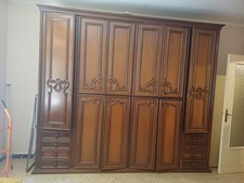 armadio in legno spazioso e resistente, stile classico