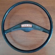 Vecchio volante vintage auto d'epoca FIAT 128 con segni del tempo ma integro 