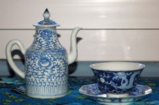 SET: Teiera/scaldaliquore ceramica antica porcellana originale, tazza, piatto antiquariato