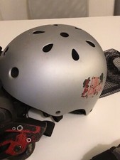 Pattini in linea nr 34-36 con Casco e Set Protezioni, ginocchia, gomiti e mani.