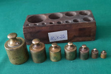 PESIERA IN LEGNO CON 7 VECCHI PESI IN OTTONE BRONZO DA 500 A 10 GRAMMI. BX21
