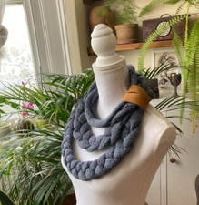 Intrecciatura a mano uncinetto corda grigia moderna fantasia regalo per amico scialle collana