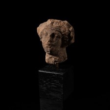 Testa di donna greco-romana su supporto