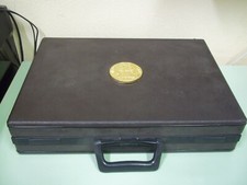 Valigetta 24 ore da lavoro di colore marrone con stemma