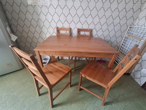 Set tavolo con - -, legno