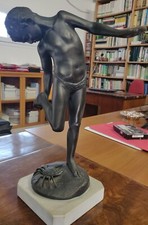 Statua in bronzo su base in