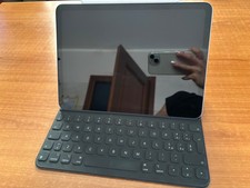 iPad Air 4a generazione Wi-fi 64GB Sky Blue con Apple Pencil e tastiera Apple.