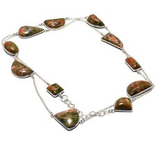 Collana con gioielli in