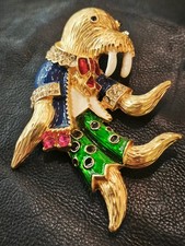 spilla di design a forma di tricheco con smalti policromi - designer brooch