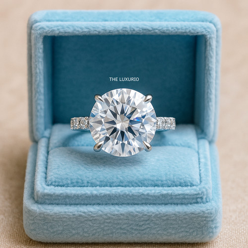 Anello grande con diamanti