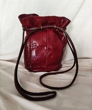 Borsa secchiello rossa a tracolla Vera pelle serpente Alta 31 cm. Base 22X17 cm.