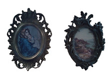 Due antichi capezzali ovali in bronzo