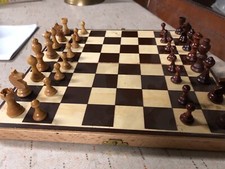 Scacchiera e pezzi scacchi e