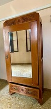 Armadio d'epoca in legno con decori e specchio