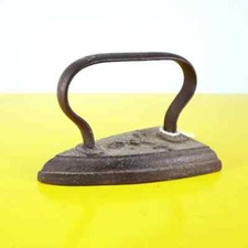 antico ferro da stiro in metallo