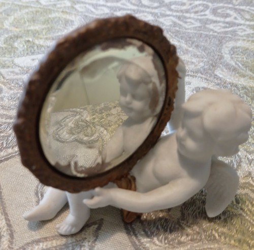 Stupenda statuetta - , in