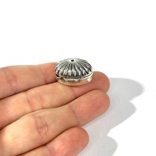 portapillole vintage in miniatura in argento massiccio, marcato made in Italy