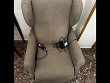 poltrona per anziani. Due motori. Perfetta 