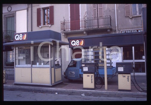 Distributore benzina q8 - di,