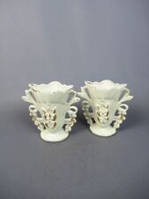 COPPIA PICCOLI VASI CON DECORAZIONI FLOREALI IN RILIEVO E FINITURE DORATE ANNI '