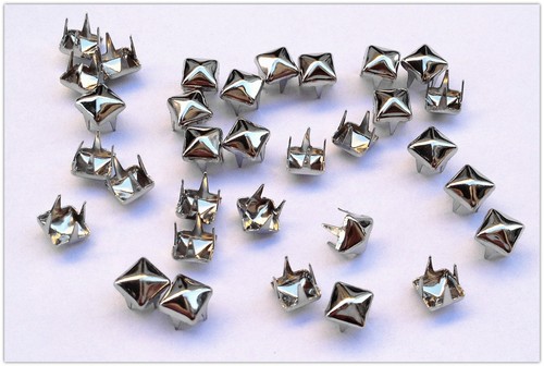250pz 5cm borchie sfuse a - 0,5cm,