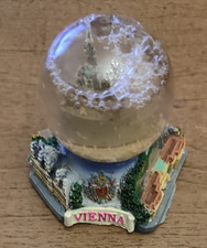 Palla di vetro con neve