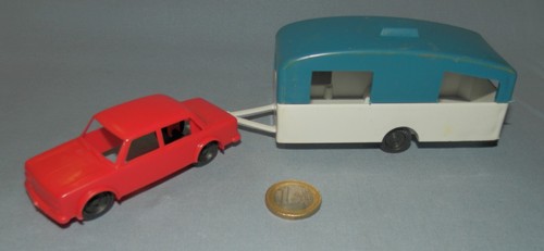 Roulotte réf 1151 fiat 124 - roulotte,