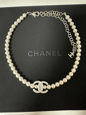 Collana di perle CC bianche