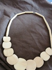 Collana vintage in osso o materiale simile