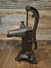 Antica pompa da pozzo in ghisa