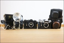 ZENIT-E COPPIA DI FOTOCAMERE REFLEX GRIGIA E NERA - CUSTODIA E FLASH YAUKA