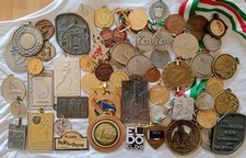 LOTTO PER MERCATINI 56 pezzi varie medaglie sportive  ...di tutto di più 