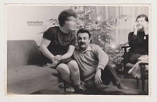 Uomo e donna in posa con