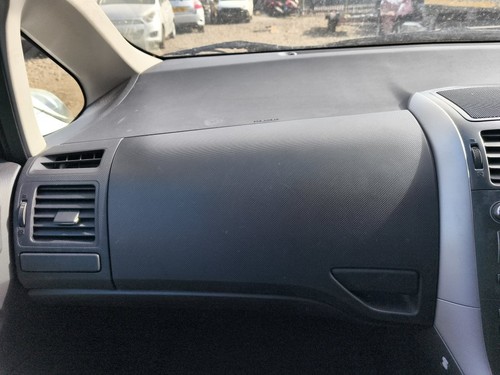 Toyota auris 2007 - toyota, glove