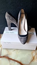 Nuove e lussuose scarpe in