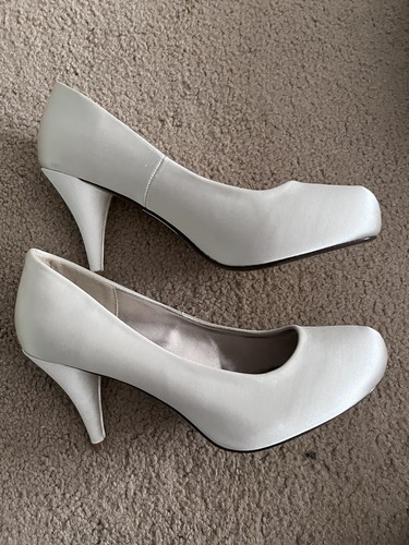 Splendide scarpe panna nuove