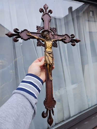 Antico crocifisso neogotico