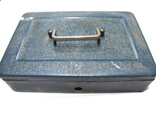 Cassetta di sicurezza vintage in metallo blindata vecchia con maniglia centrale